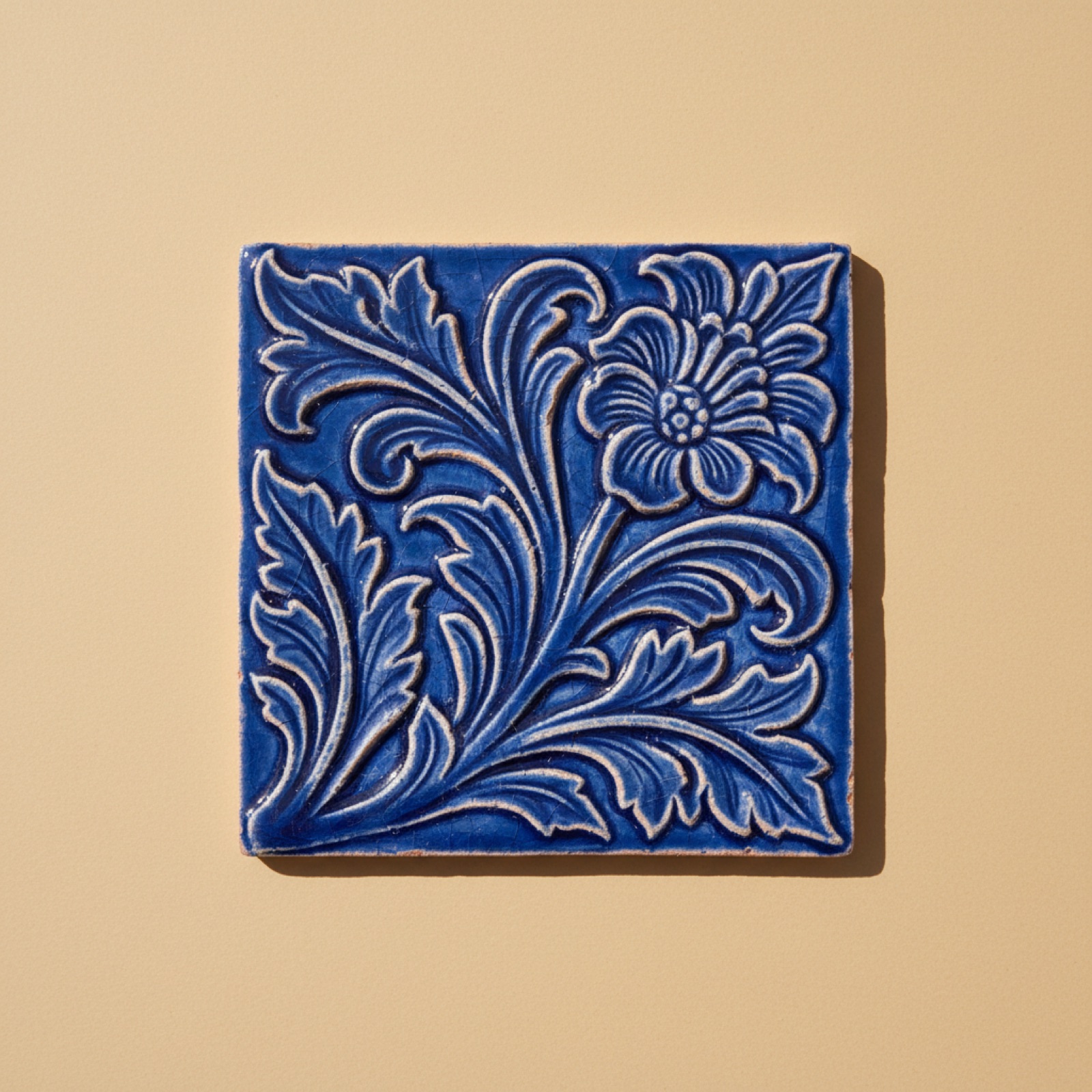 Azulejo en relieve, esmalte cobalto