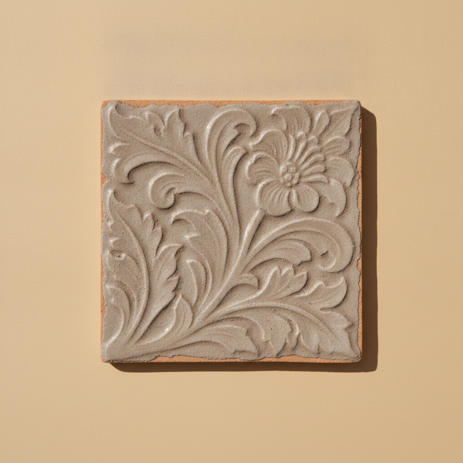 Azulejo antes de cocer: el esmalte de cobalto es un gris ceniciento, sin color